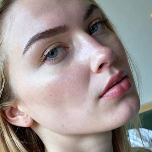 Pieni Hymy Riittää Sytyttämään Hauskan Keskustelun