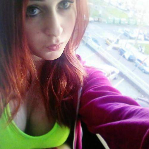 Oon etäsuhteessa eikä tää kyllä ole oikein